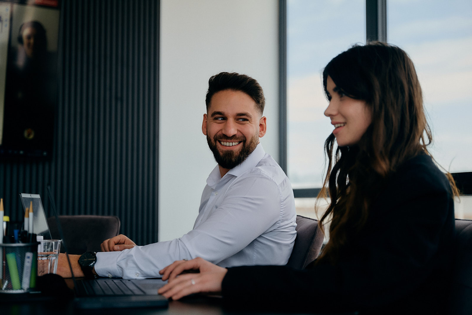 MDSYSTEC Team bei der gemeinsamen Arbeit an IT-Projekten